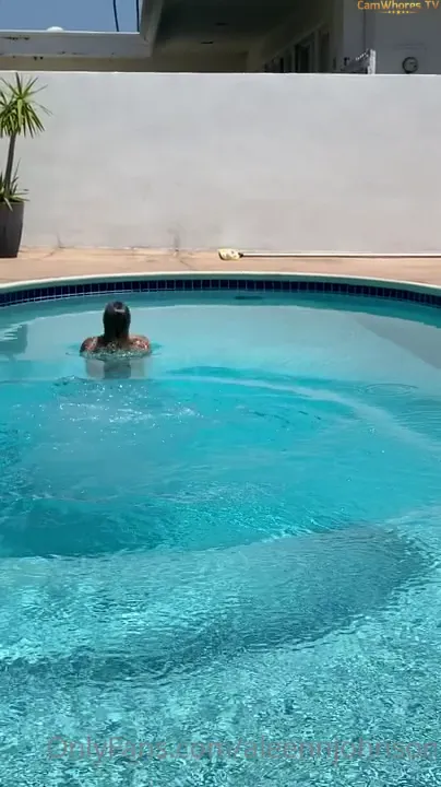 Aleen Johnson Nicknamed Thefitpizzagirl And Teaseing AT The Pool Full HD Video