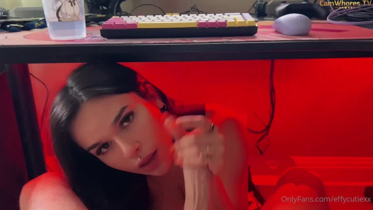 Effycutiexx giving a blowjog under table and getting an huge facial