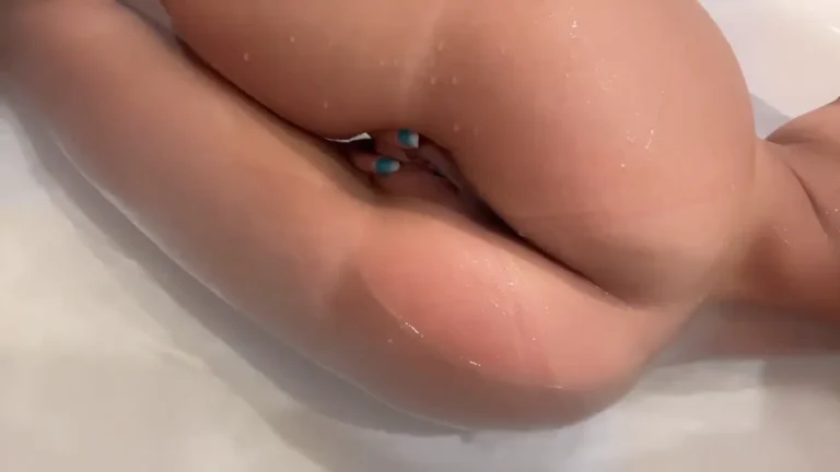 Kaitlyn summer tub and pussy play video